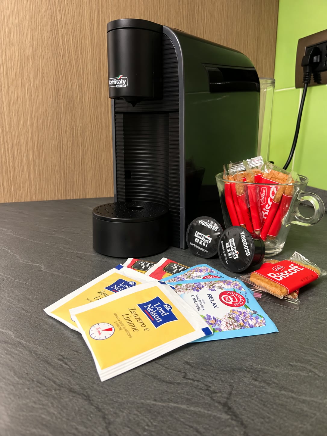 Macchina a capsule con caffè, tè e biscotti nella cucina privata