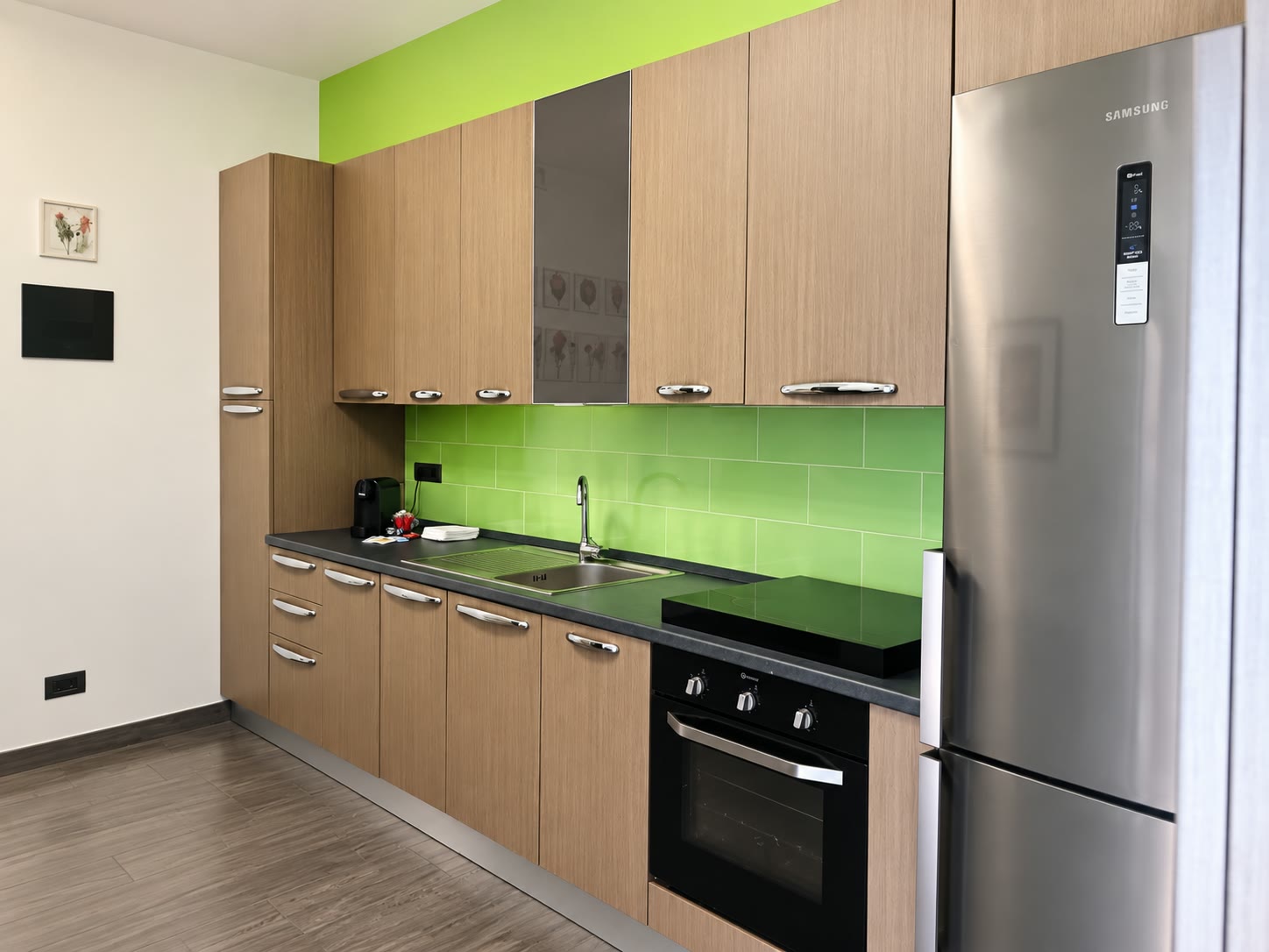 Cucina privata con lavello, piano cottura, forno e frigorifero