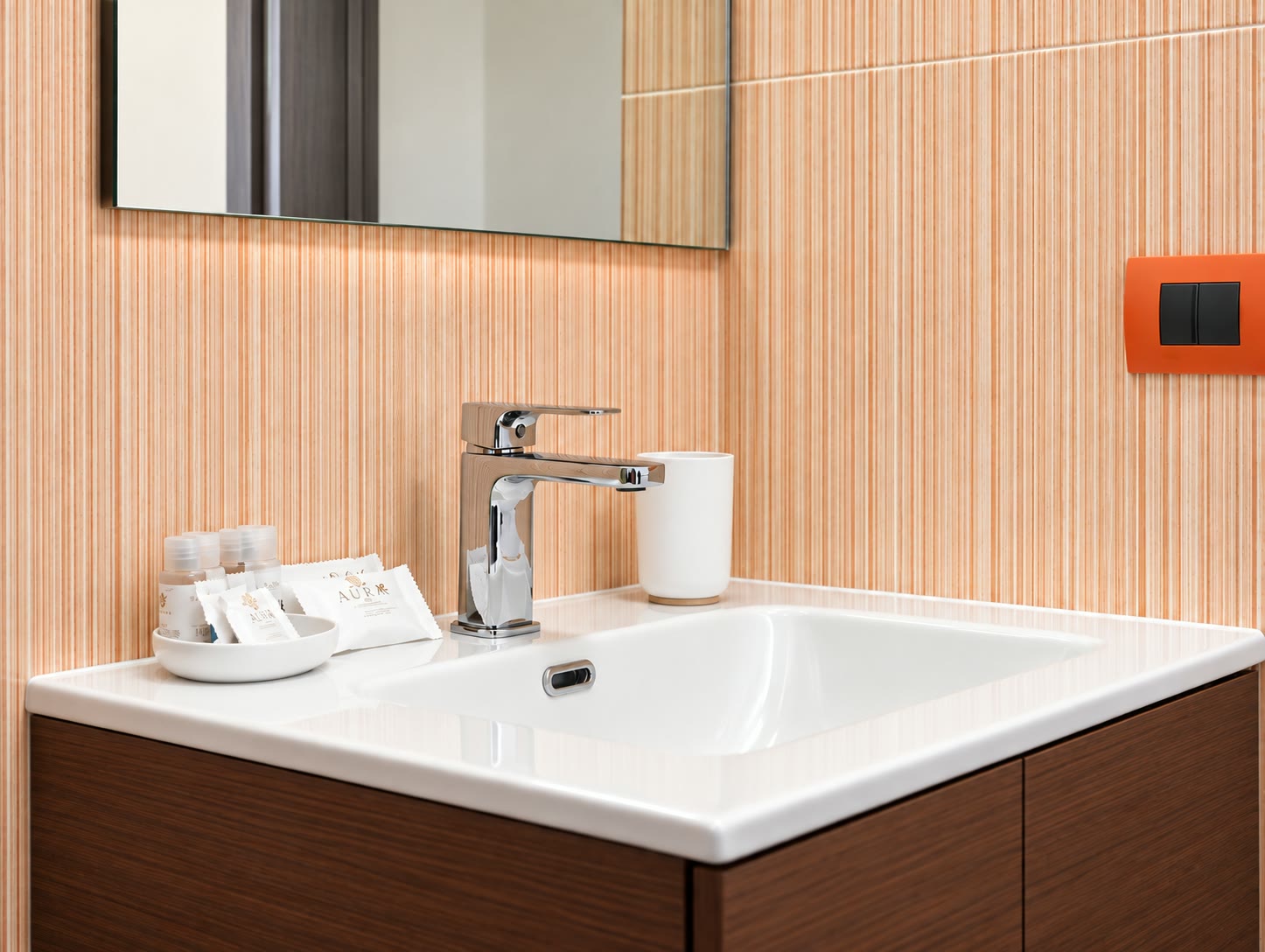 Lavabo del bagno con specchio e mobile contenitore